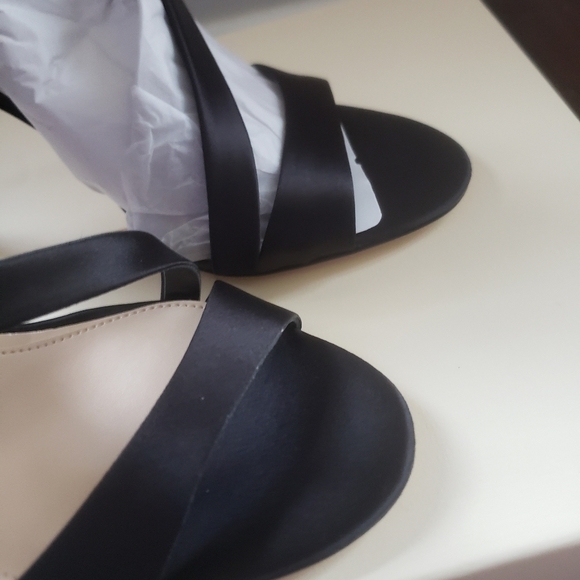 NEW! VINCE CAMUTO IMAGINE Black Rieta Satin Sandals 10. - Picture 9 of 12